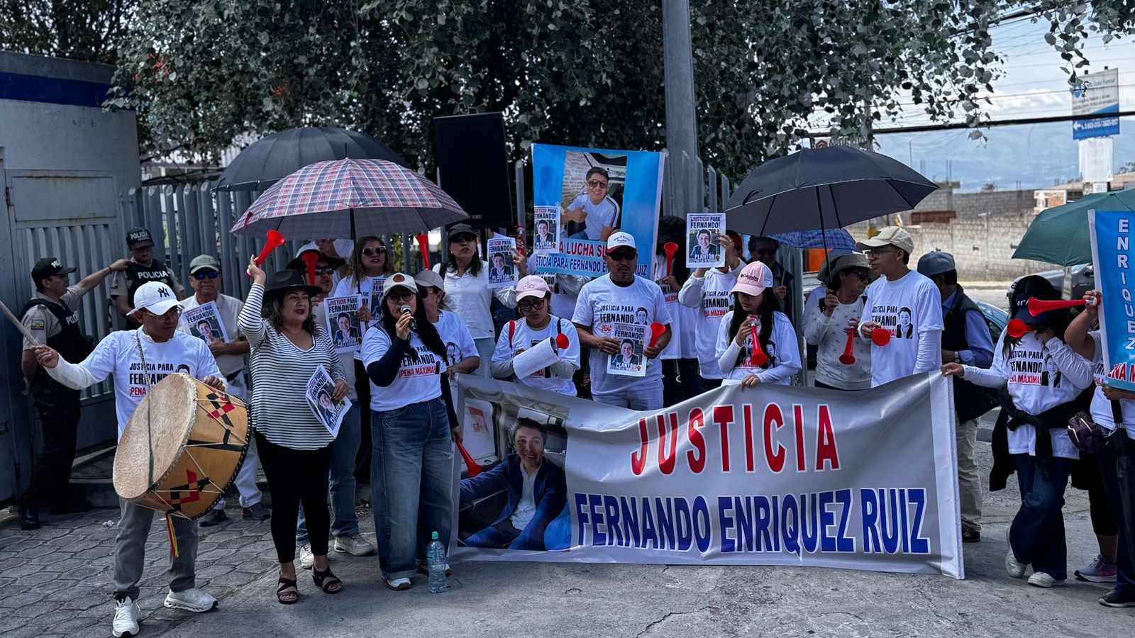 Audiencia de formulación de cargos contra Julio Marcelo C. M., Yismary Andreina Z. A. y César Damián E. M. Fiscalía los investiga por el presunto delito de desaparición involuntaria con resultado de muerte de Héctor E. Familiares de la víctima