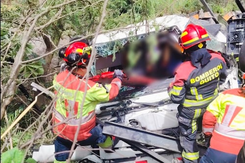 Guayllabamba: carro cae desde un puente en la Panamericana Norte