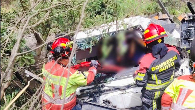 Guayllabamba: carro cae desde un puente en la Panamericana Norte