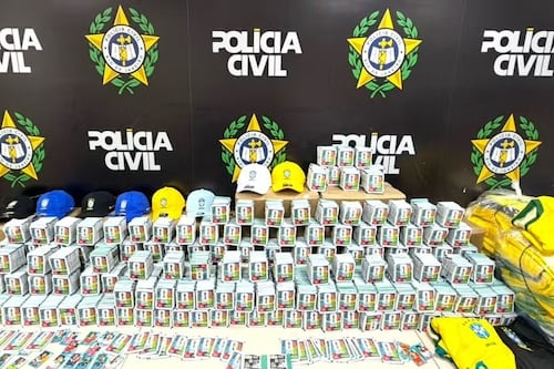 Así se ven los cromos falsos del Mundial 2026, encontraron un cargamento de 200 mil tarjetas falsificadas