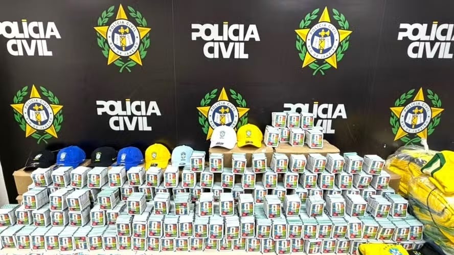 Decomisan cromos falsificados.