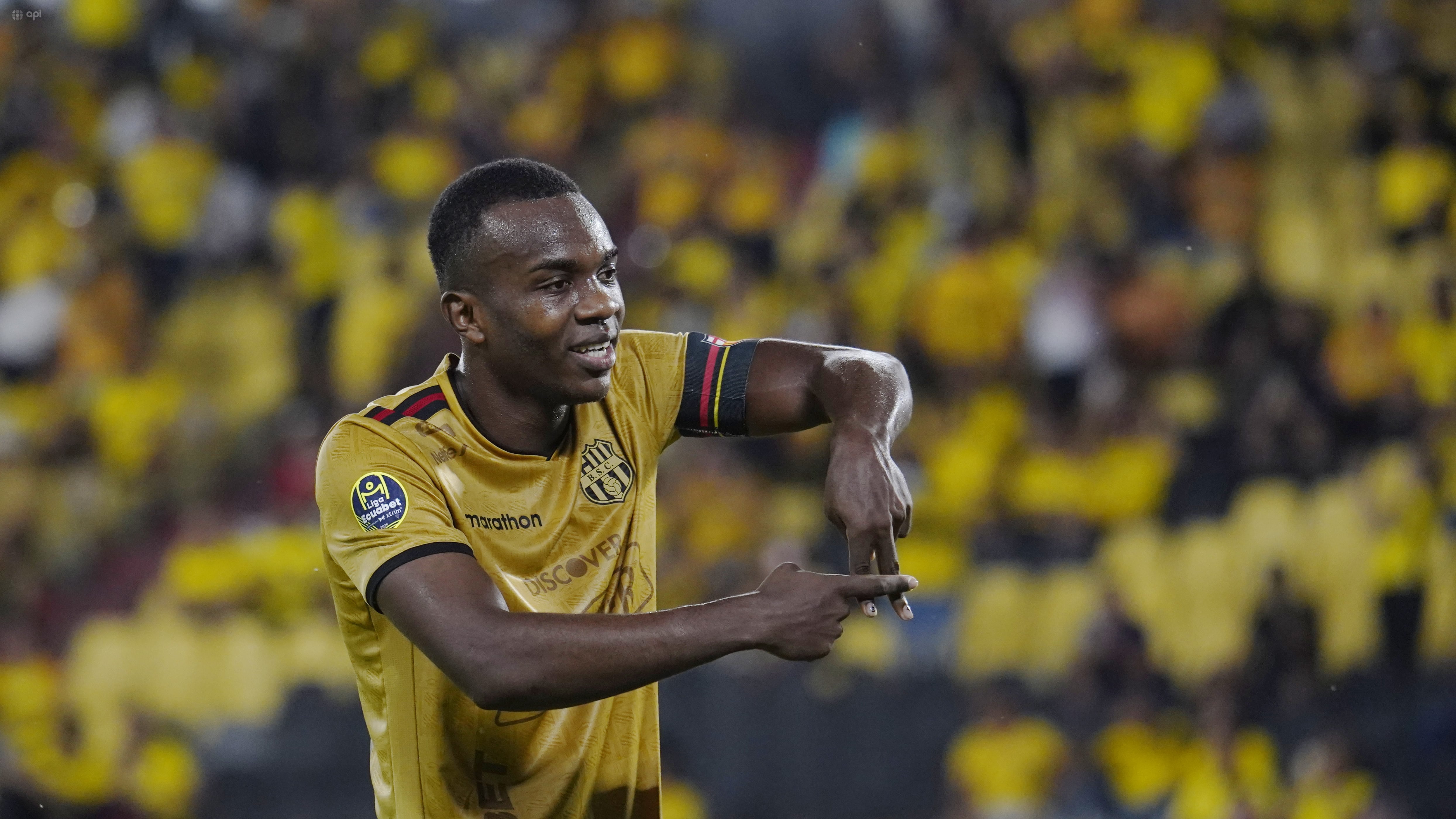 Jhonny Quiñónez con Barcelona SC festejando su gol