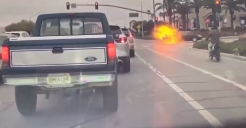 Momento en que el adolescente es auxiliado tras incendiarse luego de un choque en Phoenix.