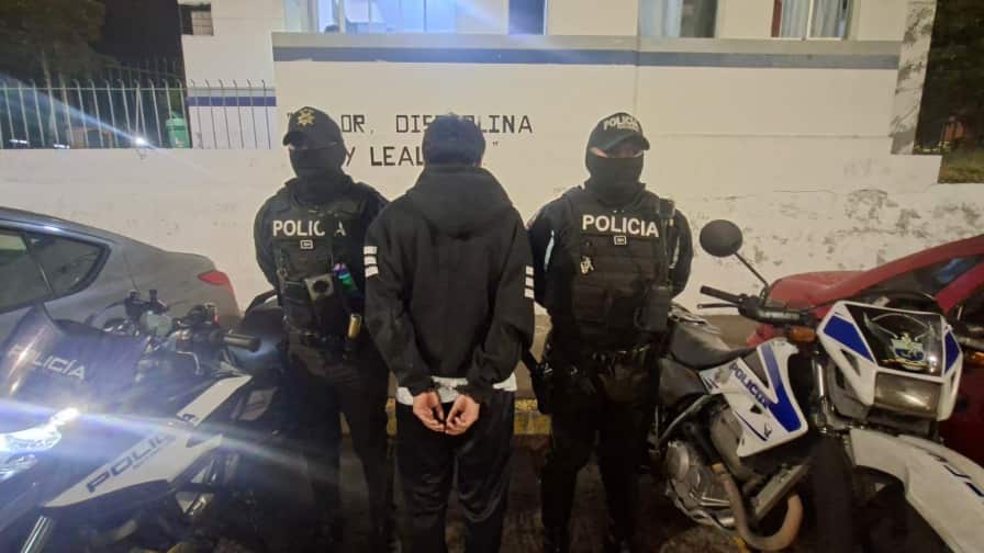 Intentó huir con un celular robado, pero el chófer del bus le cerró la puerta en el norte de Quito