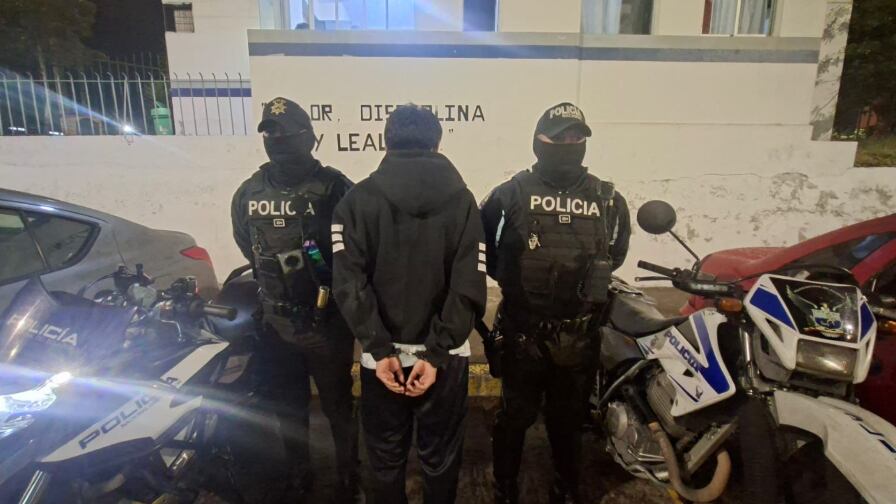 Intentó huir con un celular robado, pero el chófer del bus le cerró la puerta en el norte de Quito