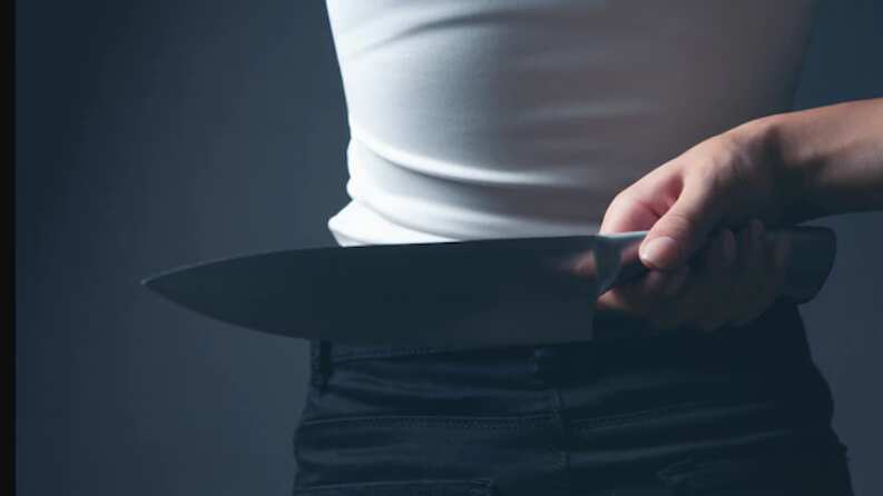 Mujer apuñala a su pareja que intentó obligarla a tener sexo