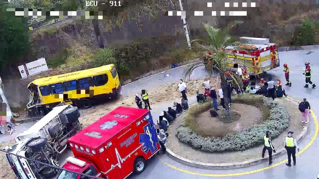 Bus escolar y volqueta colisionaron en la Ruta Viva, Lumbisí; Se reportan 14 heridos