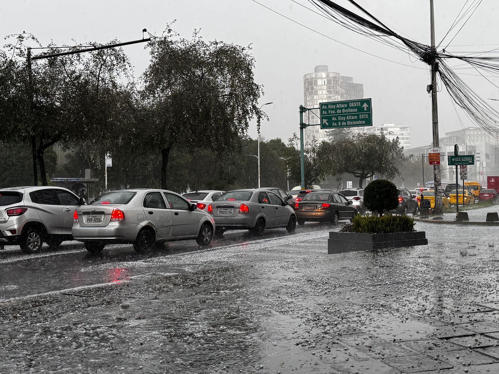 ¡El norte de Quito se pintó de blanco! Granizada sorprendió a la capital la tarde de este 27 de febrero
