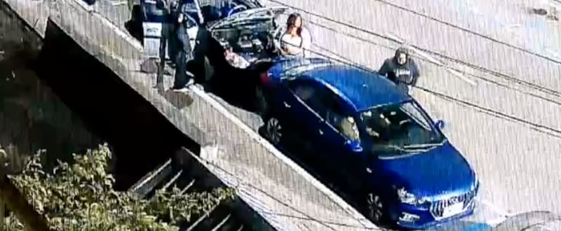 Quito: Dos jóvenes fueron escopolaminados con papas fritas cerca de la Universidad Central - Fuente:Camara de seguridad Calle Ulloa