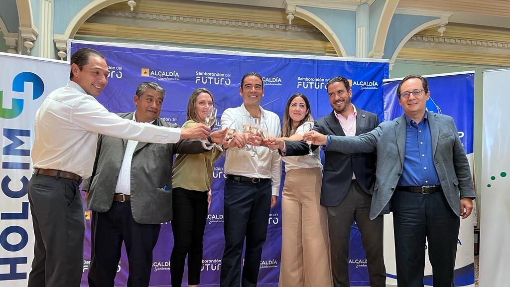 Representantes de SEGINUS y BAPU, junto con el alcalde de Samborondón (centro), Juan José Yúnez, celebran la firma del convenio.