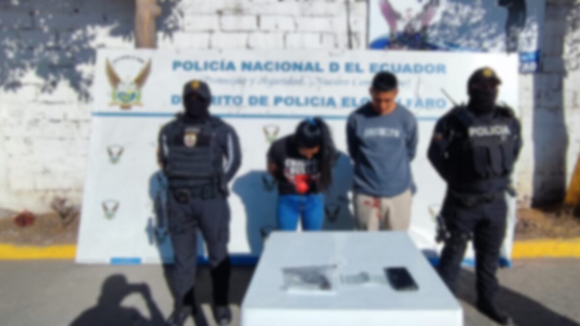 Querían huir de la Policía a bordo de un vehículo y se estrellaron contra un poste en el sur de Quito.