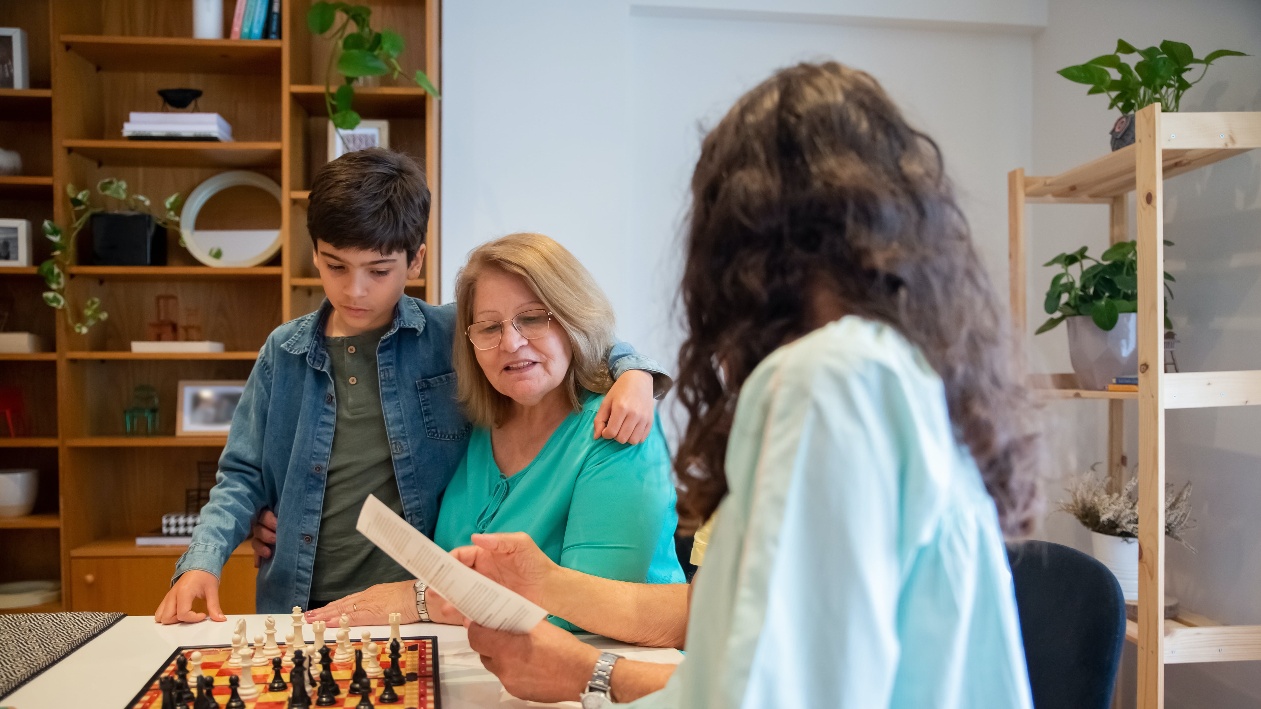 Cuidados claves para brindar felicidad a nuestros abuelos en el hogar