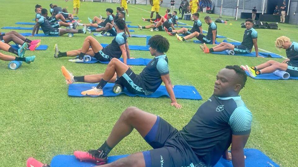 Los muchachos del Aucas se preparan para el partido de esta noche 19:30 en el Defensores del Chaco frente a Nacional.