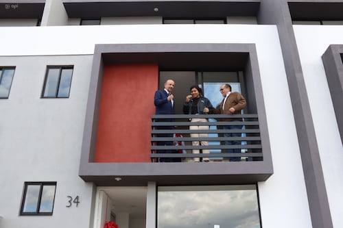 “Hemos sido bien recompensados los medallistas”: Angie Palacios recibe las llaves de su casa y las de su hermana, Neisi Dajomes