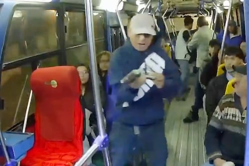 VIDEO: con cuchillos y pistola, delincuentes ejecutan violento asalto a bus en el sur de Quito