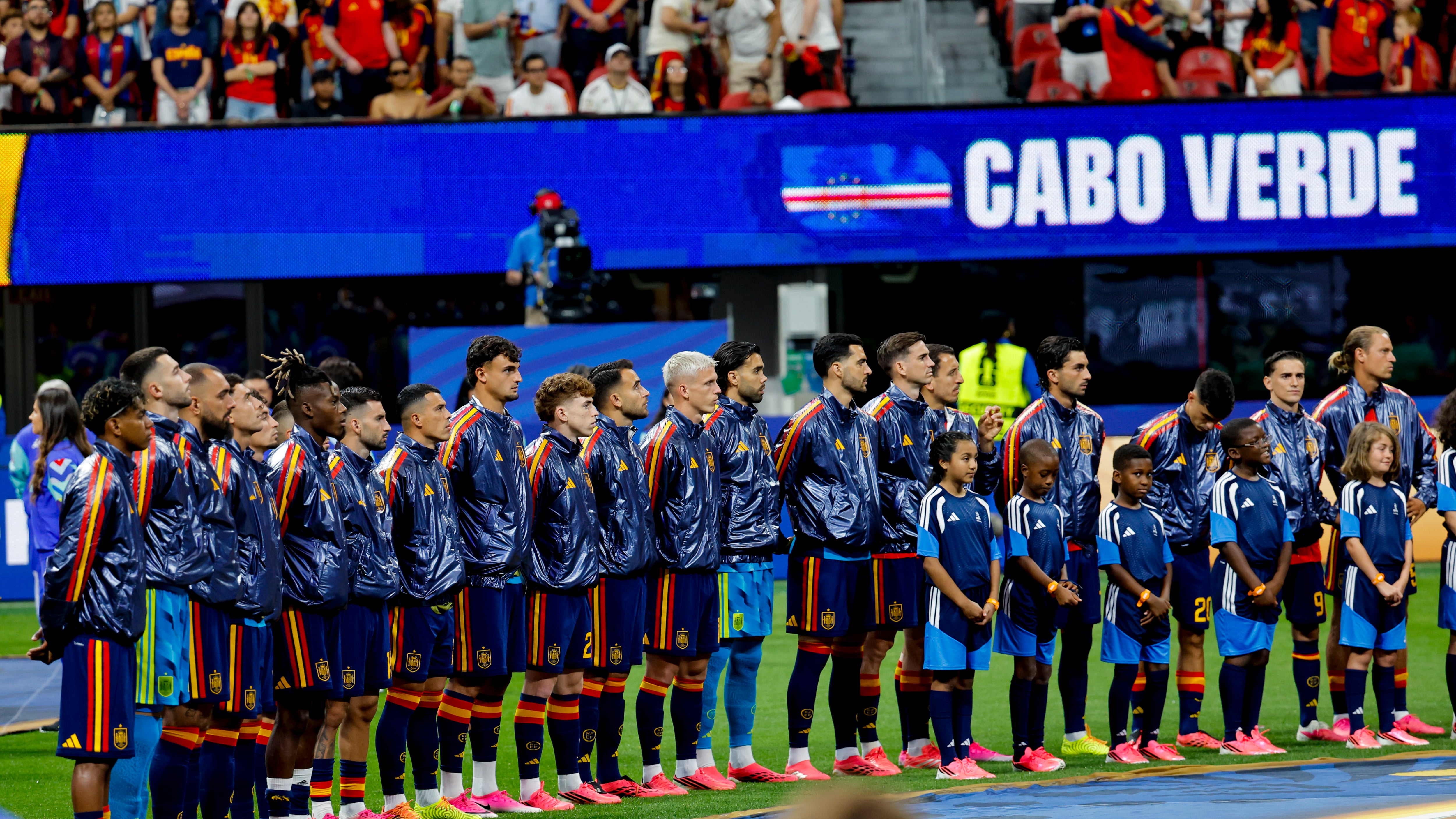 ATLANTA (ESTADOS UNIDOS), 15/06/2026.- Los jugadores de la selección española escuchan el himno nacional antes del partido del grupo H del Mundial 2026 entre España y Cabo Verde, este lunes en el Estadio Atlanta. EFE/Lavandeira Jr
