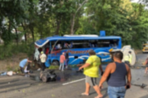 Vía a la Costa parcialmente habilitada tras accidente entre bus y tanquero en Guayaquil