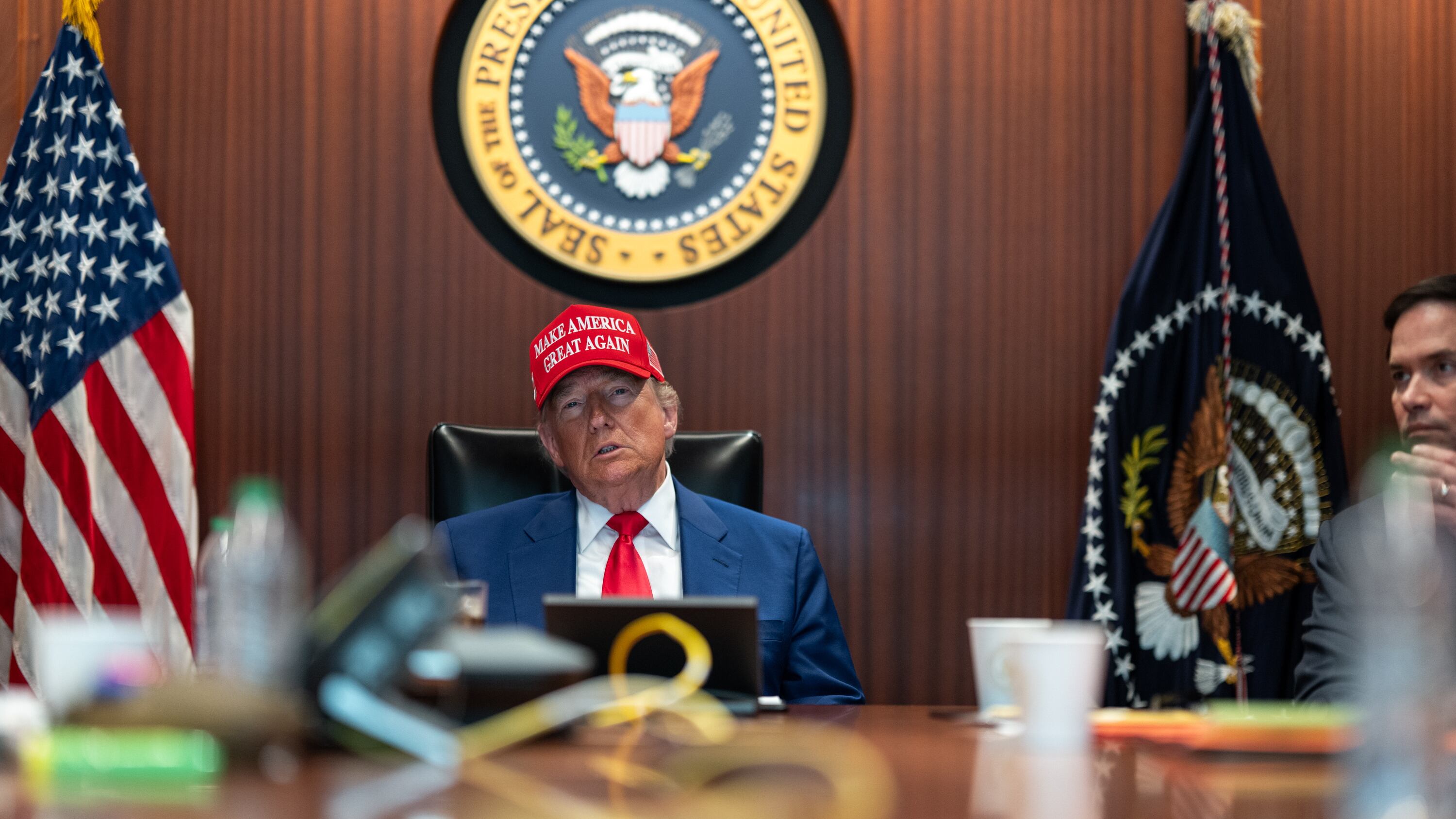 Una foto facilitada por la Casa Blanca muestra al presidente estadounidense Donald Trump en la Sala de Crisis de la Casa Blanca en Washington, D. C., EE. UU., el 21 de junio de 2025. Más tarde ese mismo día, el presidente Trump se dirigió a la nación sobre el bombardeo estadounidense de instalaciones nucleares en tres lugares de Irán: Fordow, Natanz e Isfahán.
