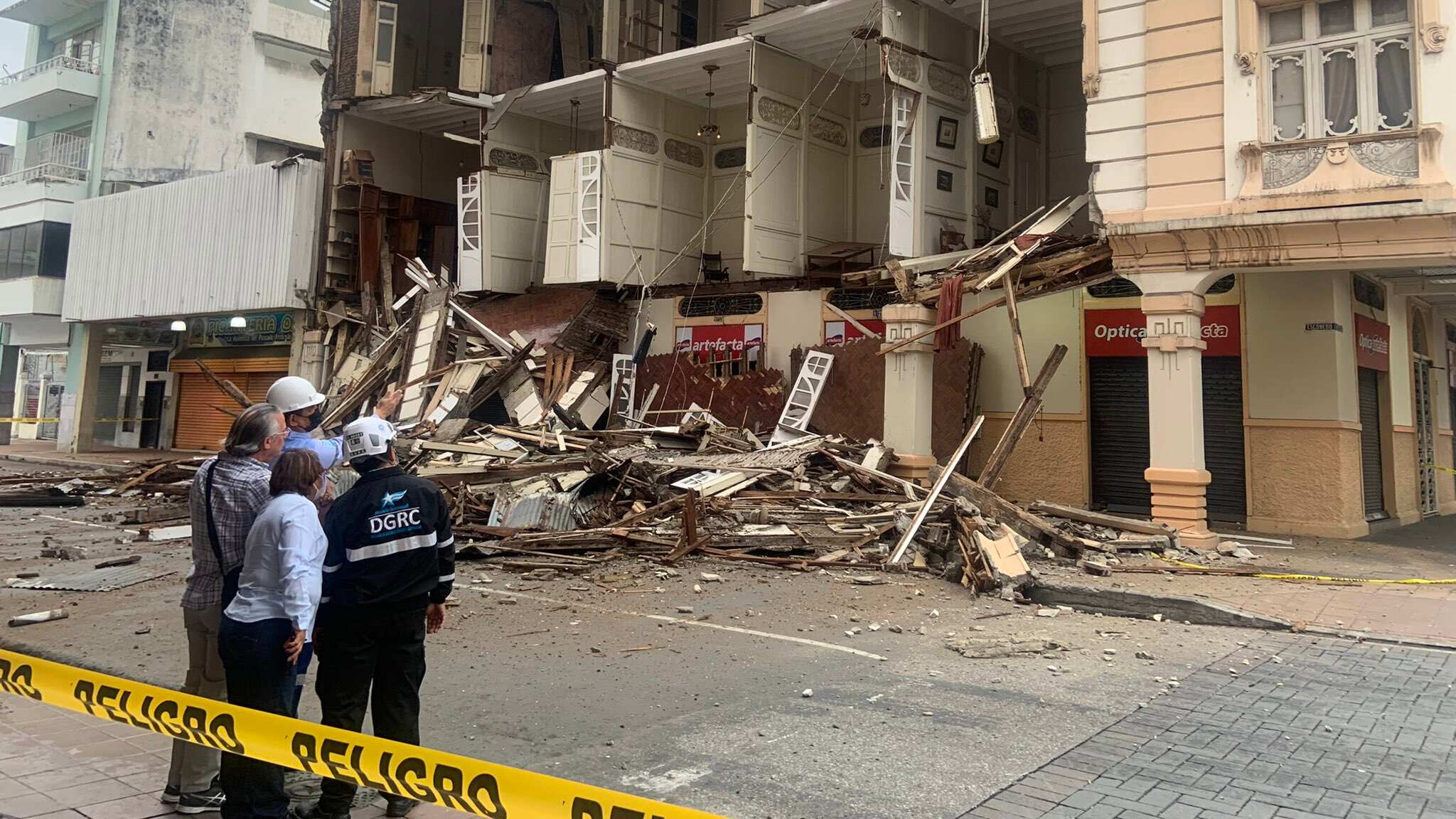 ¡Impactante! Parte de un edificio patrimonial en el centro de Guayaquil colapsó