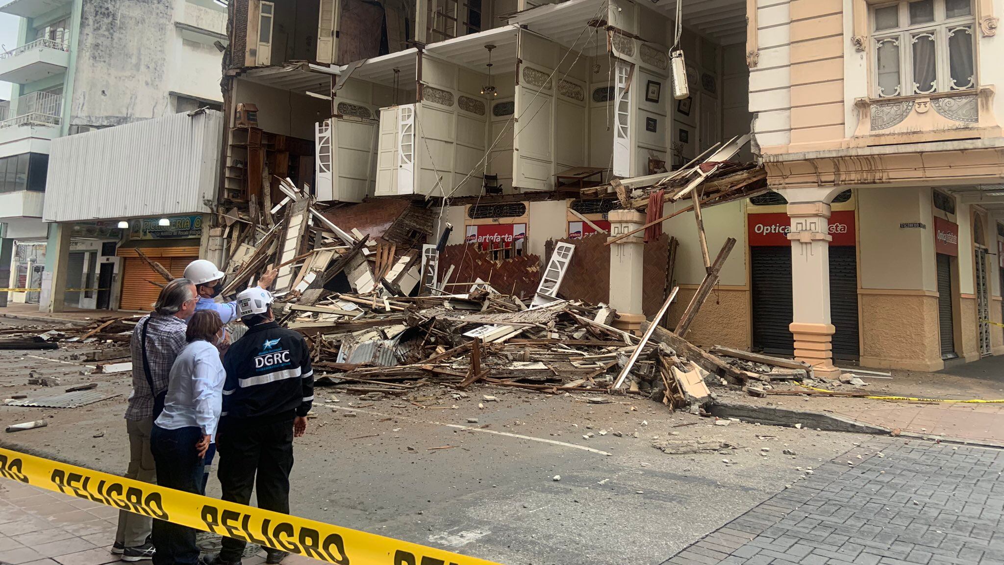 ¡Impactante! Parte de un edificio patrimonial en el centro de Guayaquil colapsó