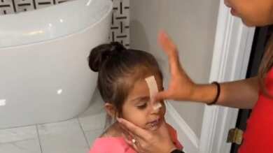 Madre depila las cejas a su niña