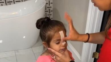 Madre depila las cejas a su niña