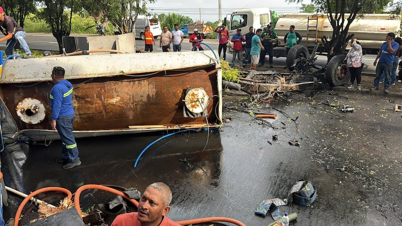Accidente vía a la Costa, choque entre bus y tanquero