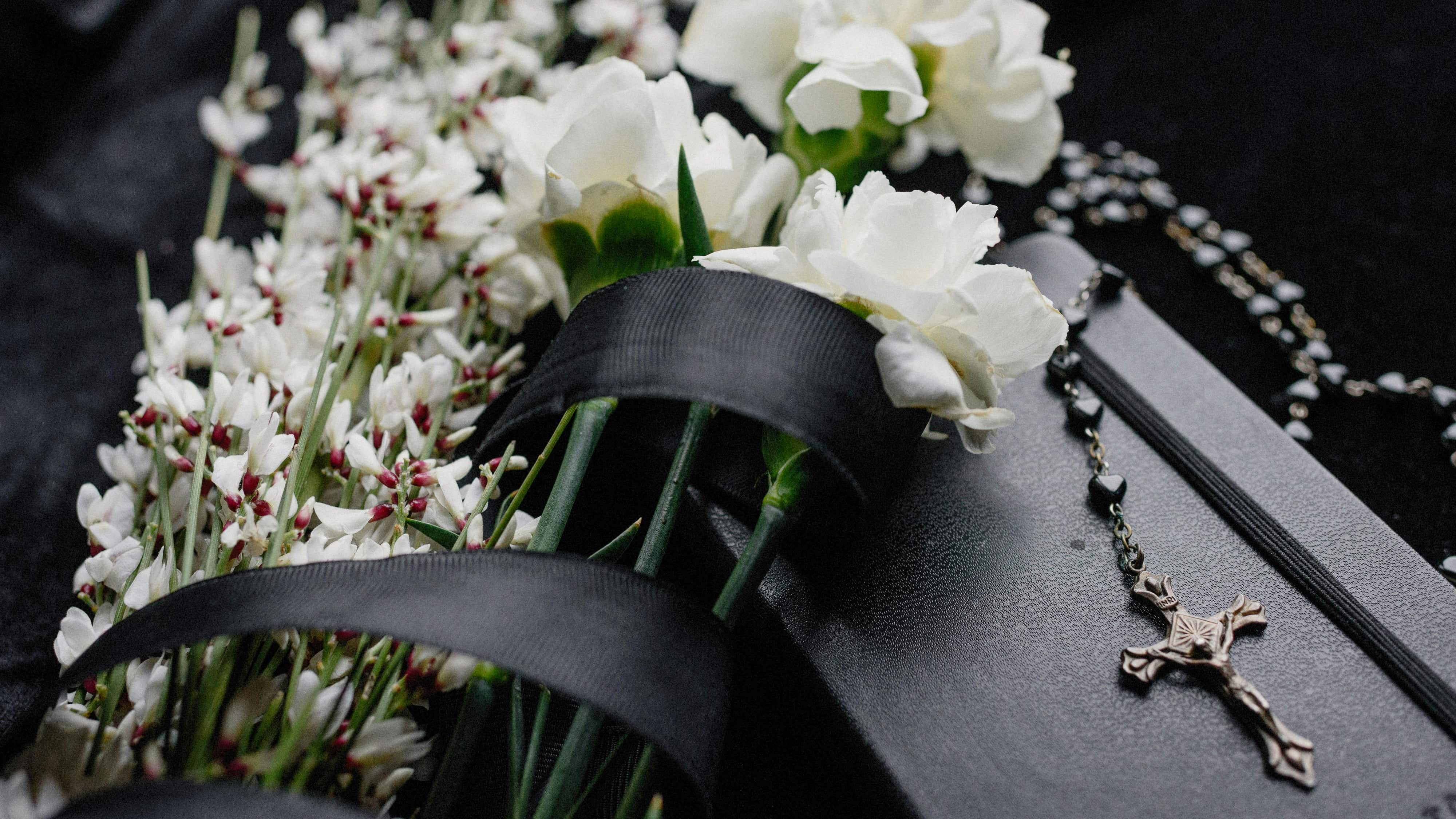 Hombre “resucita” durante su propio funeral y sorprende a su familia en la India