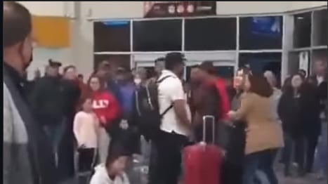 Esposa impide que hombre huya con su amante en terminal: “Me vas a dejar”