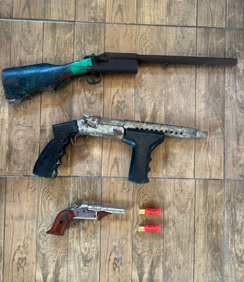 Encuentran arsenal oculto en vivienda abandonada de Calderón, en el norte de Quito