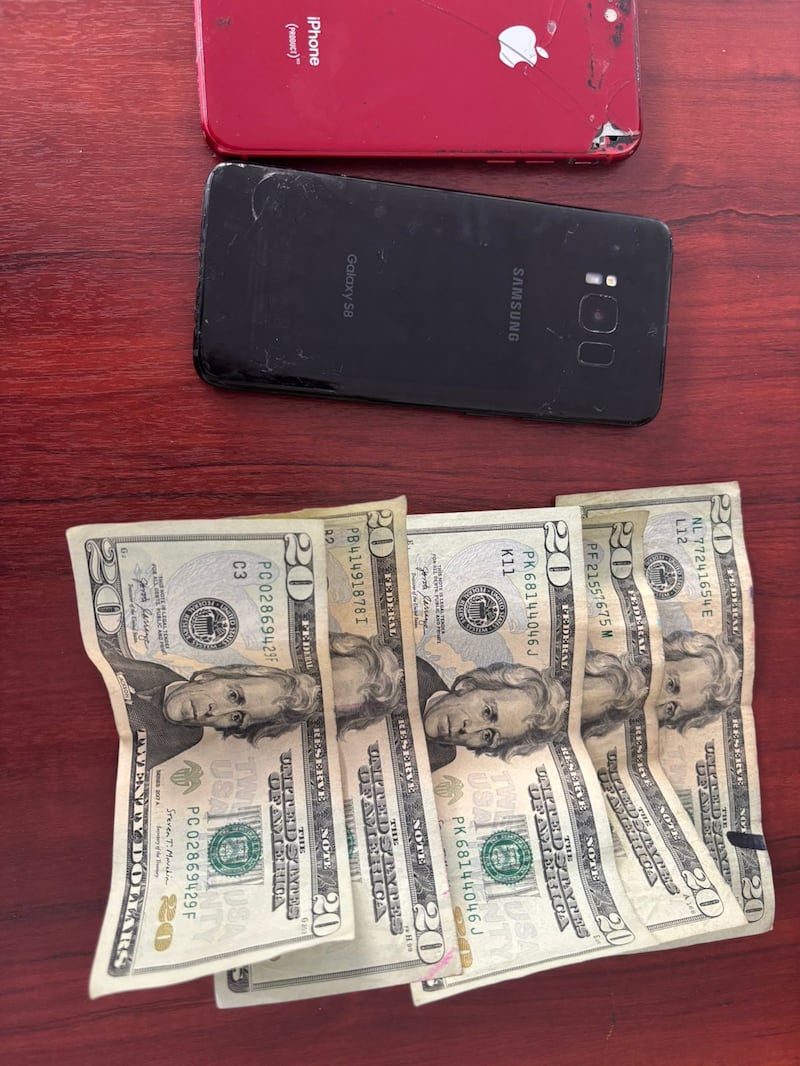 Se hizo pasar por policía para exigir dinero a cambio de “ayudar” a un familiar con un supuesto problema legal en Quito. Foto: Policía Nacional