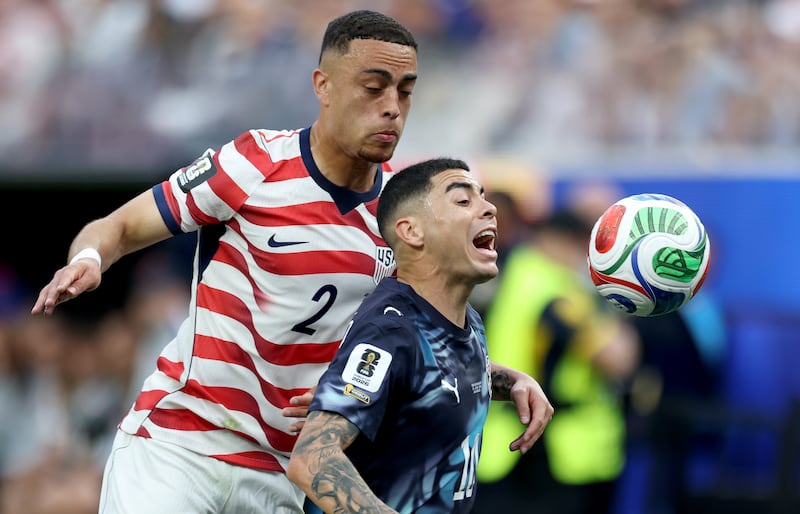 LOS ANGELES (United States), 12/06/2026.- Sergino Dest (L) of USA in action against Miguel Almiron of Paraguay during the FIFA World Cup 2026 group stage match USA against Paraguay, in Los Angeles, California, USA, 12 June 2026. EFE/EPA/CHRIS TORRES