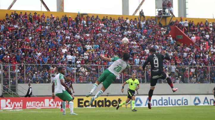 Liga de Portoviejo jugando ante Deportivo Quito en la Caldera del Sur