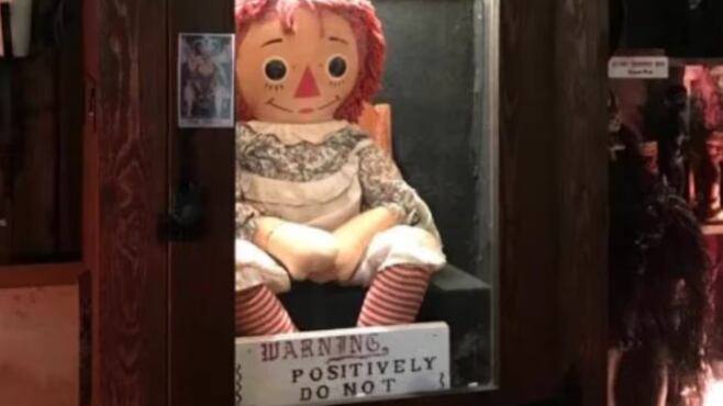 Así fue la reacción de un sacerdote a ver a la muñeca Anabelle afuera del museo Warren