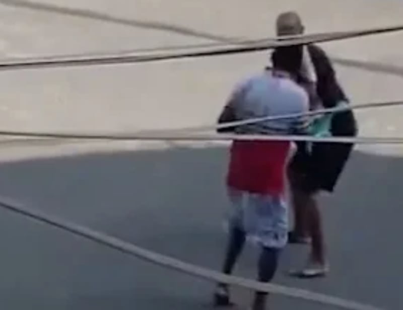 Vendedor ambulante sin manos noquea a su agresor en pleno centro de Río de Janeiro; el video se volvió viral en redes.