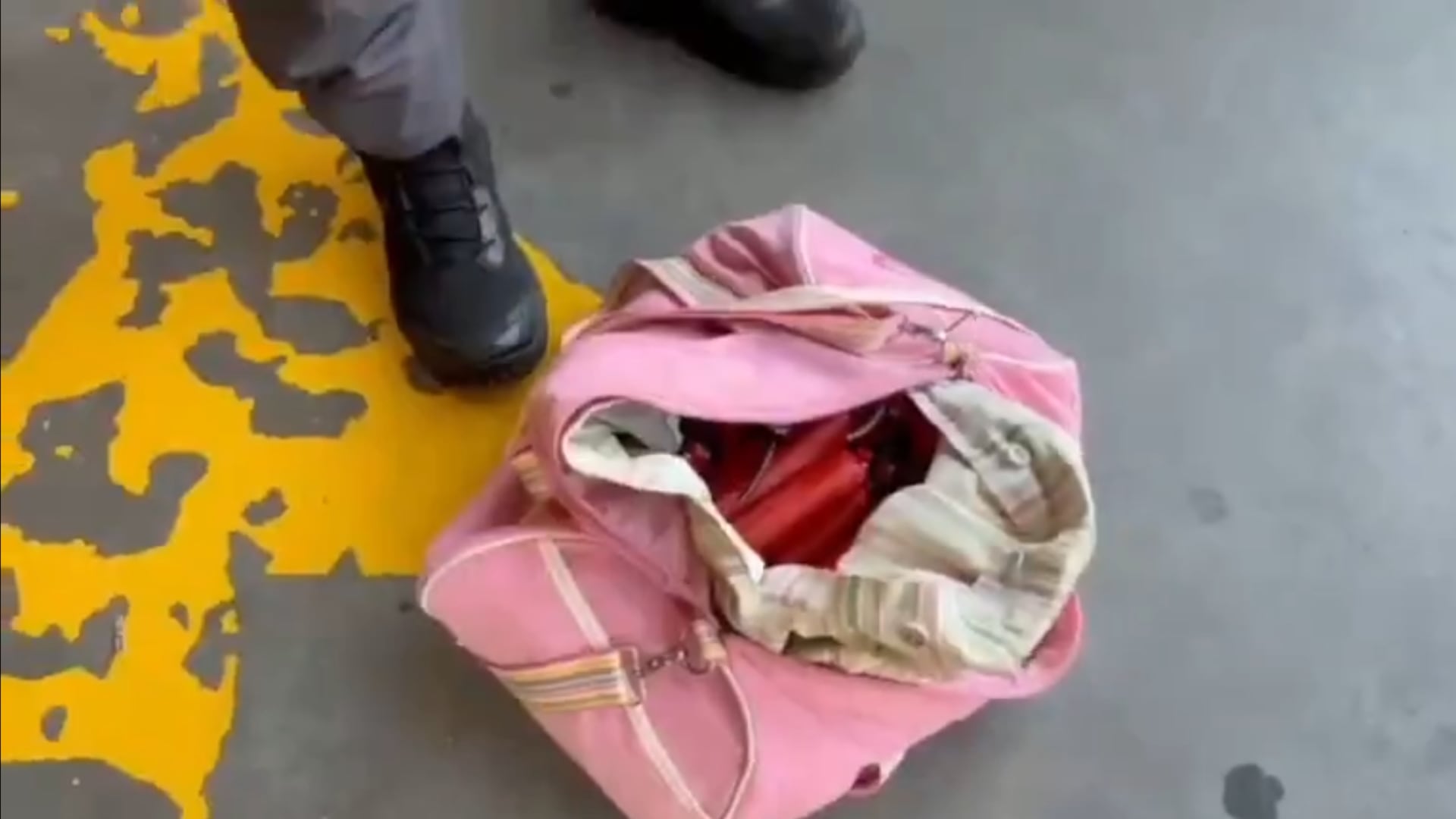 Mujer fue detenida con 40 explosivos en un centro comercial de Guayaquil