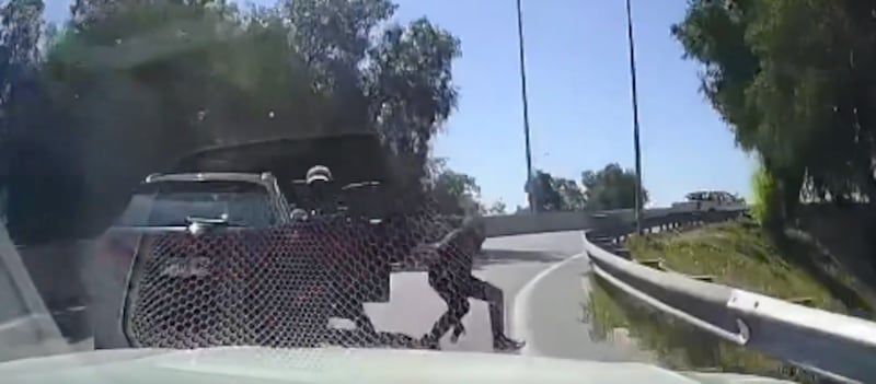 VIDEO: Conductor atropella a un delincuente para evitar ser asaltado - Fuente: Video de X