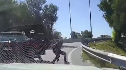 VIDEO: Conductor atropella a un delincuente para evitar ser asaltado - Fuente: Video de X