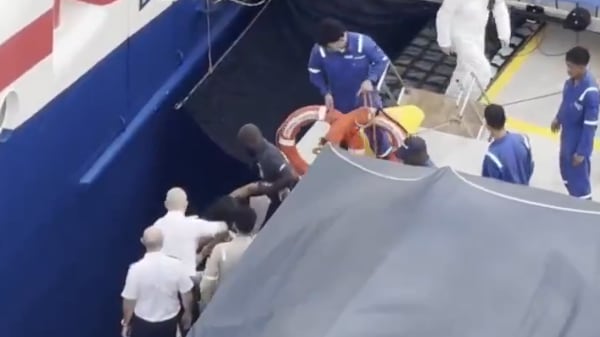Una madre se lanza al mar para salvar a su hijo junto a un crucero
