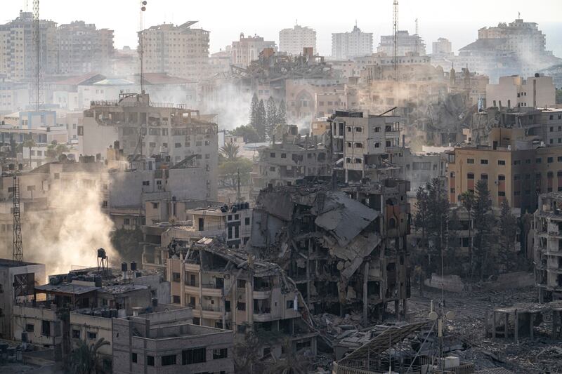 La destrucción causada por los bombardeos aéreos israelíes se ve en la ciudad de Gaza, el miércoles 11 de octubre de 2023.