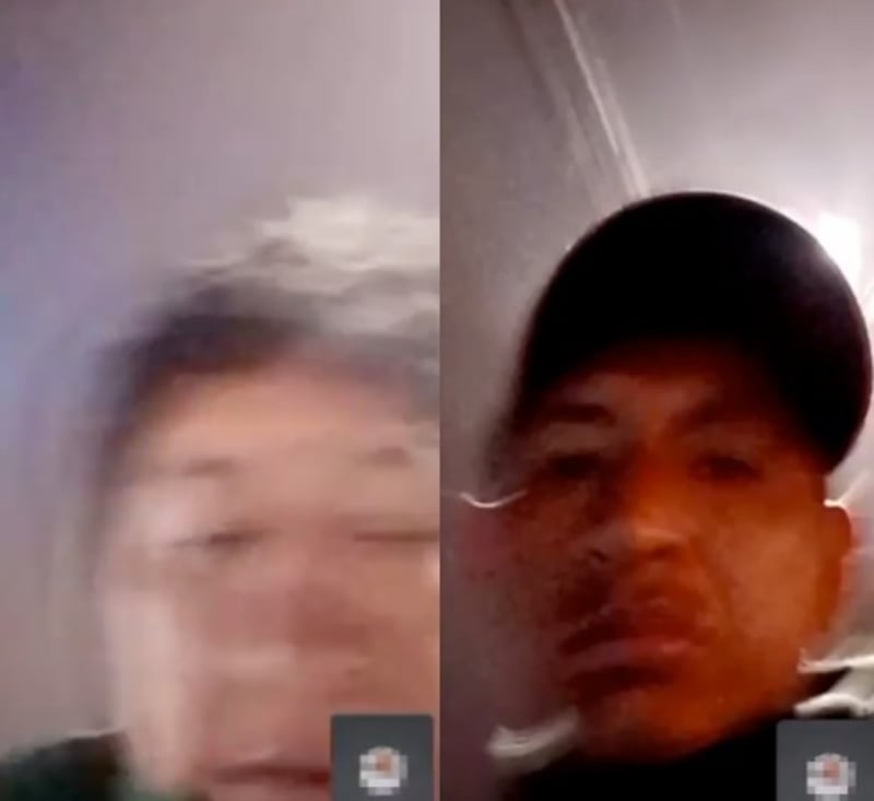 Delincuentes robando celulares en bus urbano de Quito, captados por videollamada.