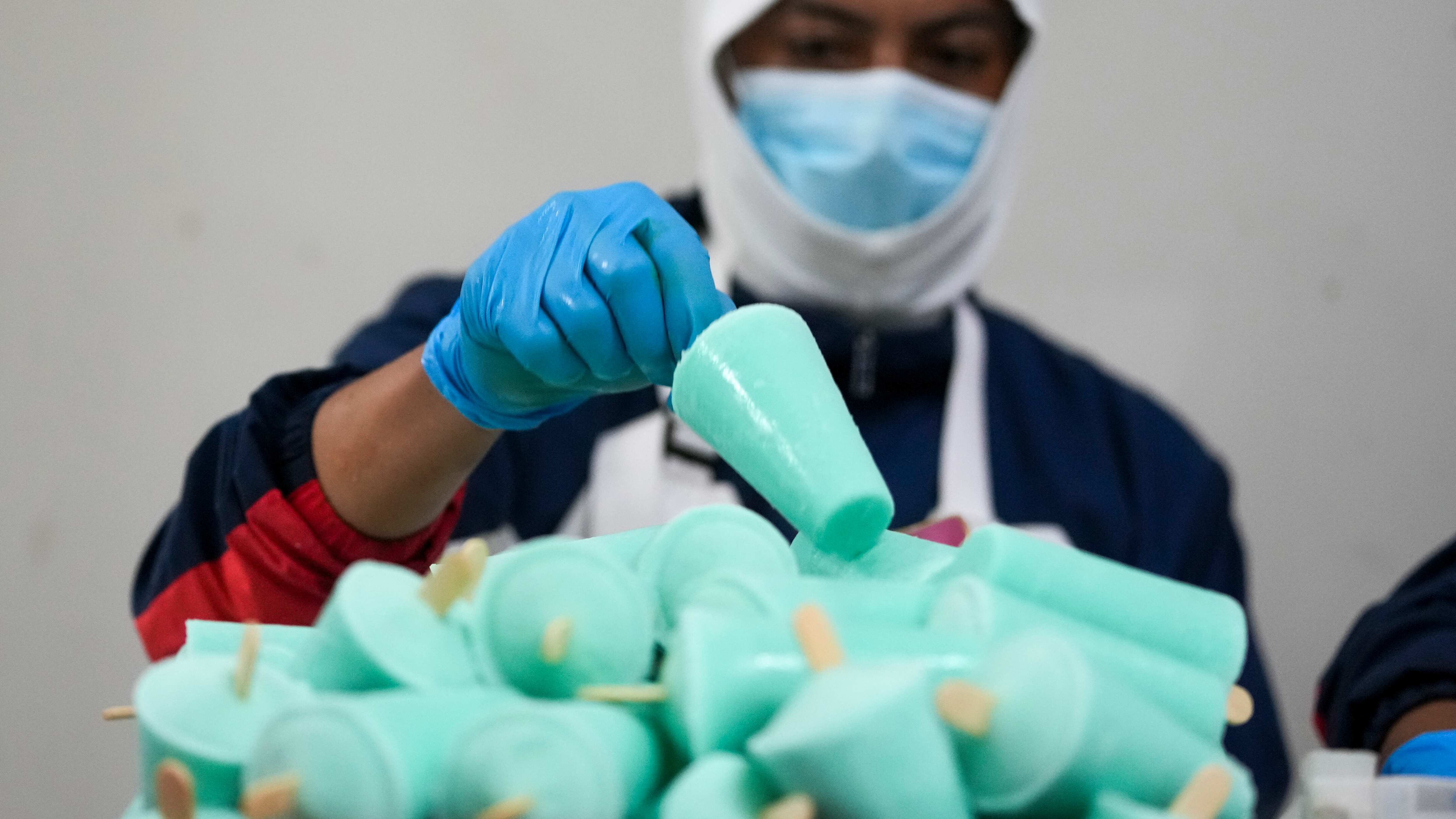 Un trabajador coloca helados en una fábrica artesanal en Salcedo, Ecuador, el jueves 28 de noviembre de 2024 en medio de cortes de luz provocados por una prolongada sequía. (AP Foto/Dolores Ochoa)