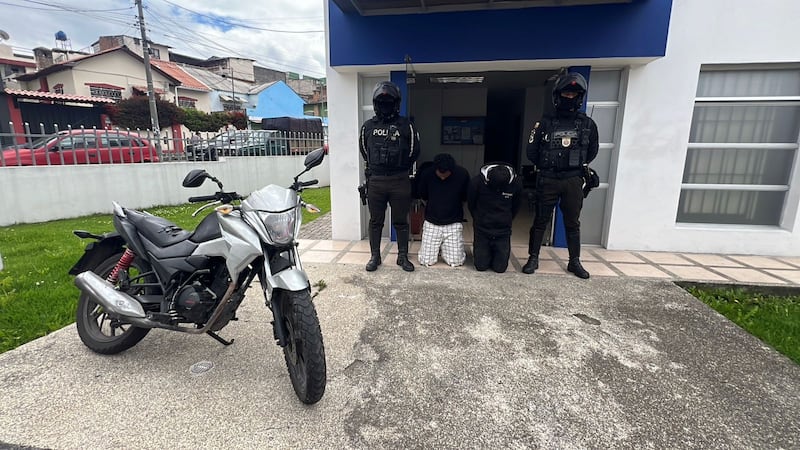 Capturan a dos exintegrantes de Los Lobos y recupera motocicleta robada en el sur de Quito