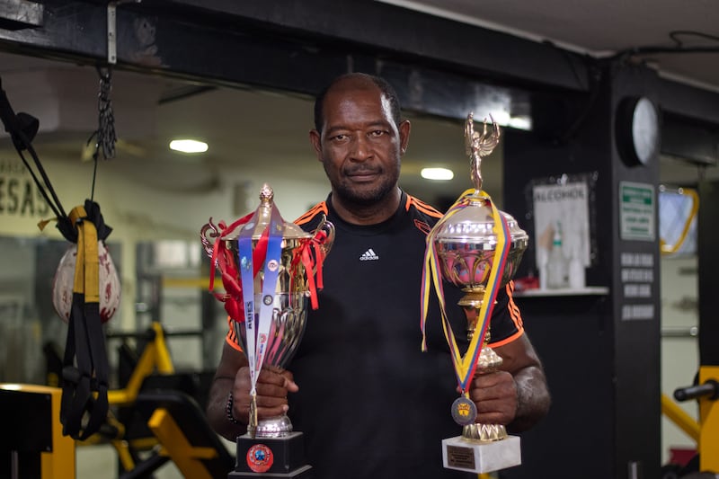 La historia de Beber Espinoza comienza lejos de los reflectores del deporte profesional.