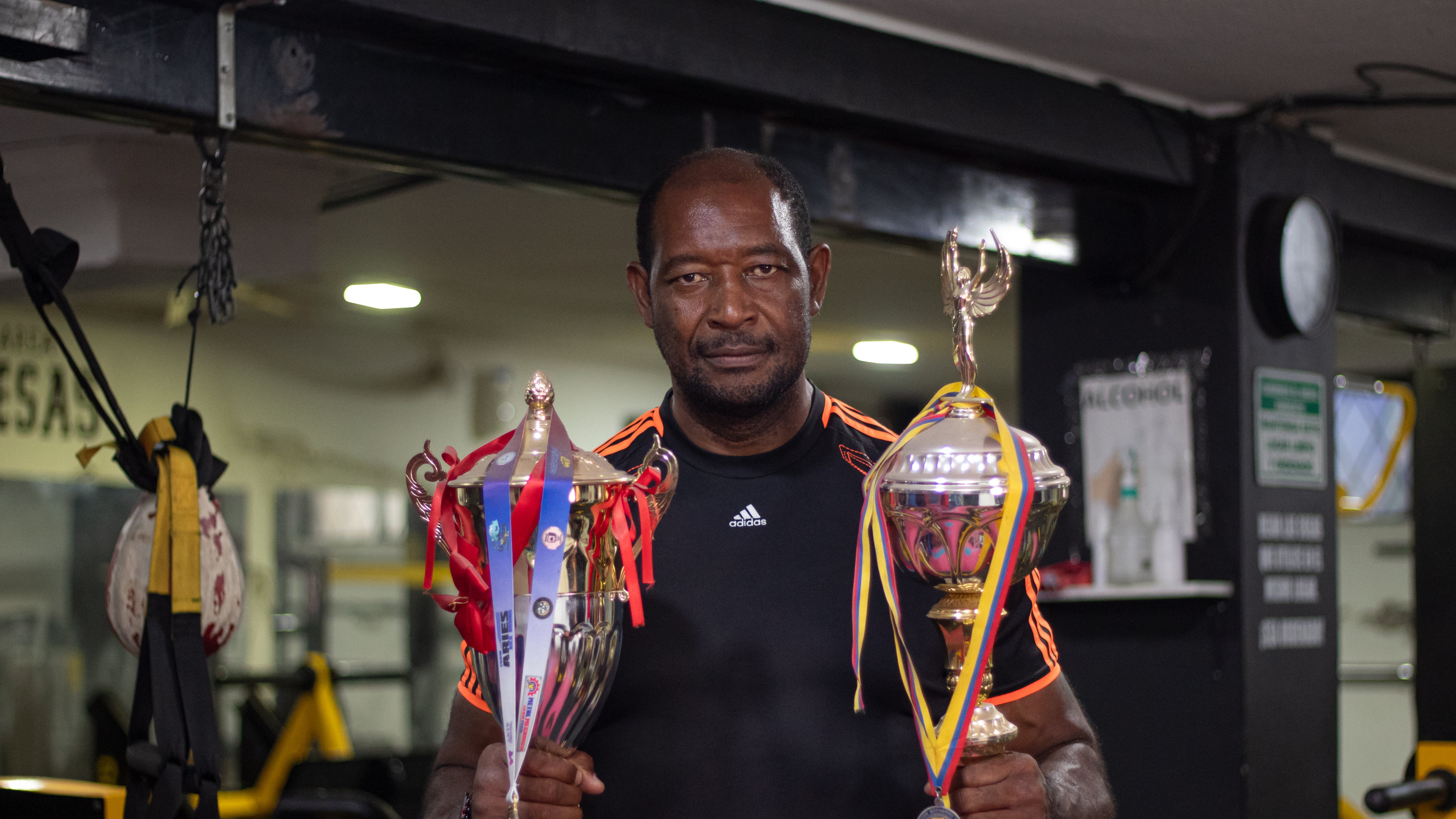 La historia de Beber Espinoza comienza lejos de los reflectores del deporte profesional.