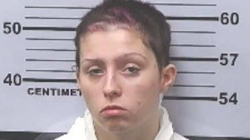 La macabra confesión de una adolescente que asesinó a su abuela con un mazo frente a su casa