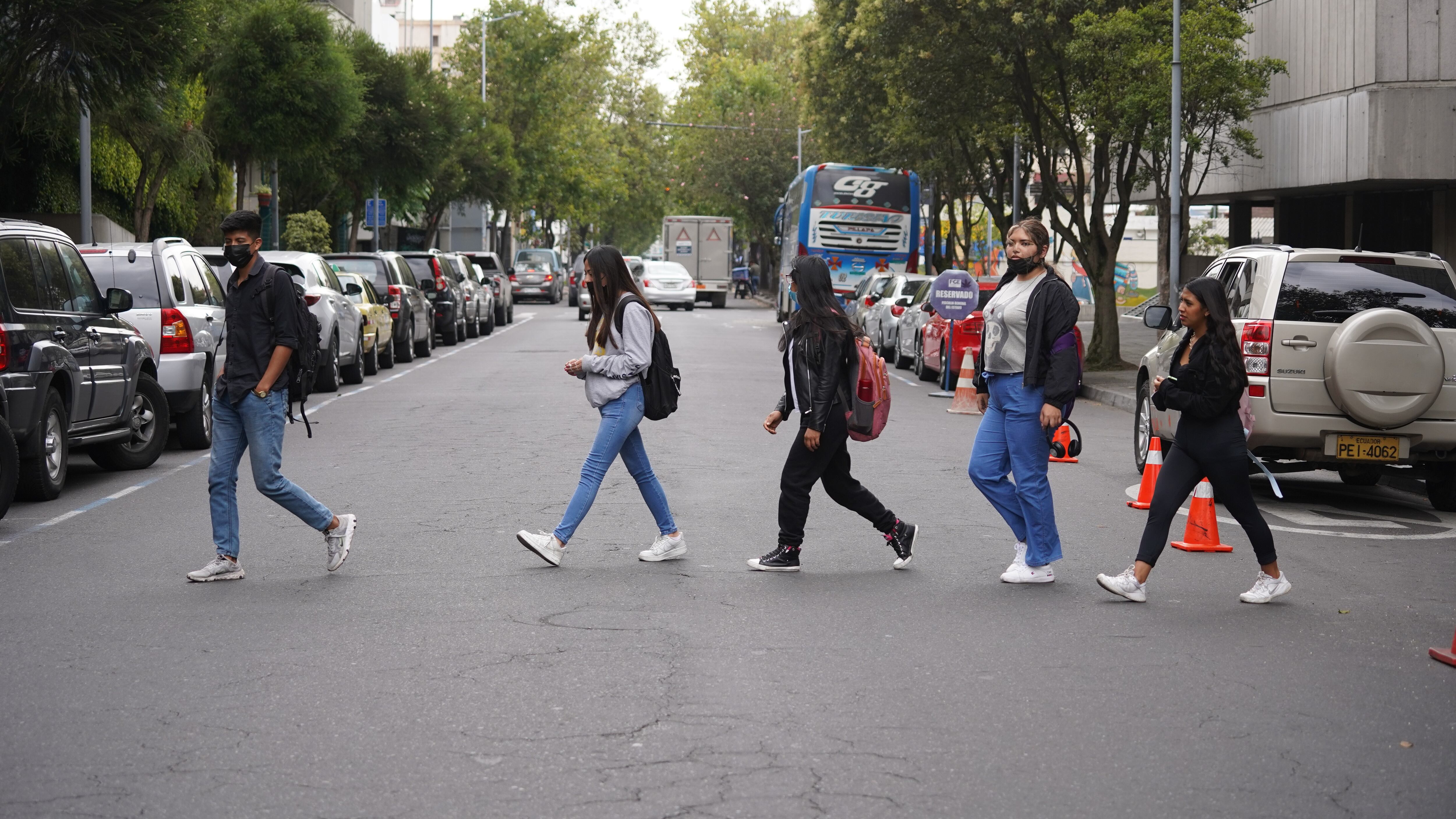Personas transitan por el sector de la Av. Patria, en Quito