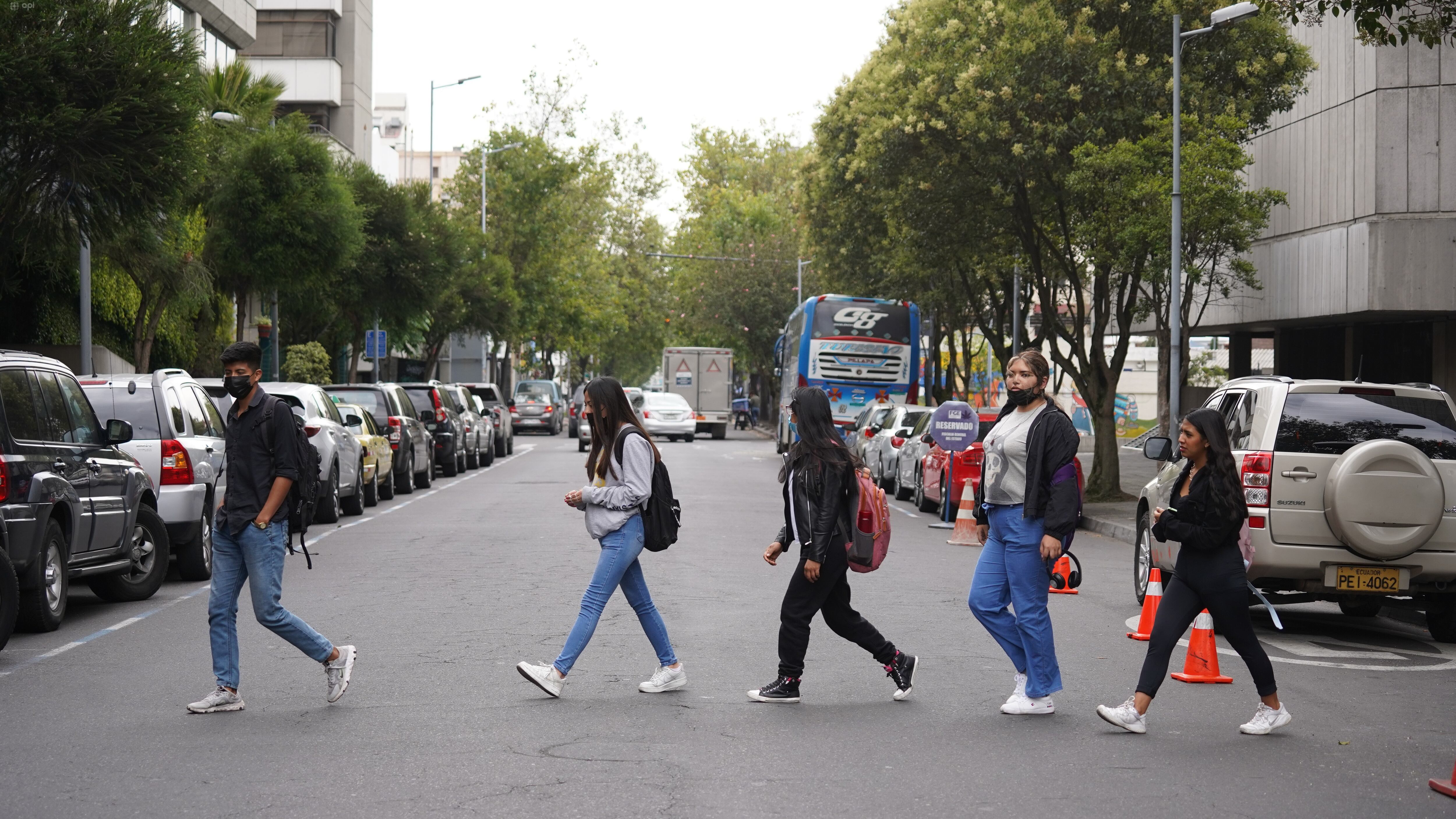 Personas transitan por el sector de la Av. Patria, en Quito
