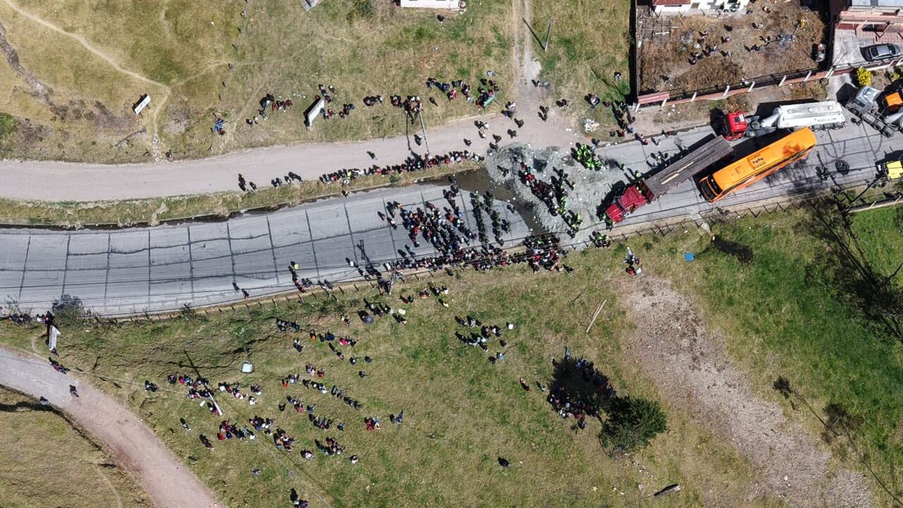 FF. AA. advierten riesgo de explosión por camiones de gas retenidos en cierre vial en Cañar