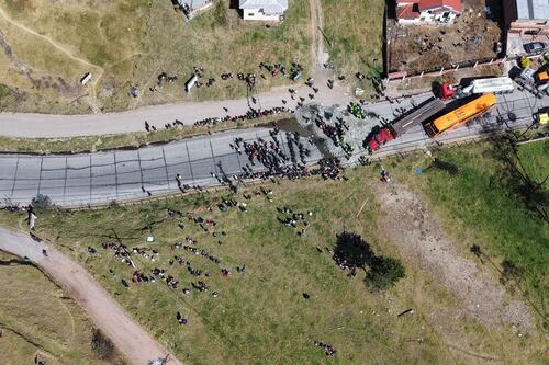 FF.AA. advierten riesgo de explosión por camiones de gas retenidos en cierre vial en Cañar